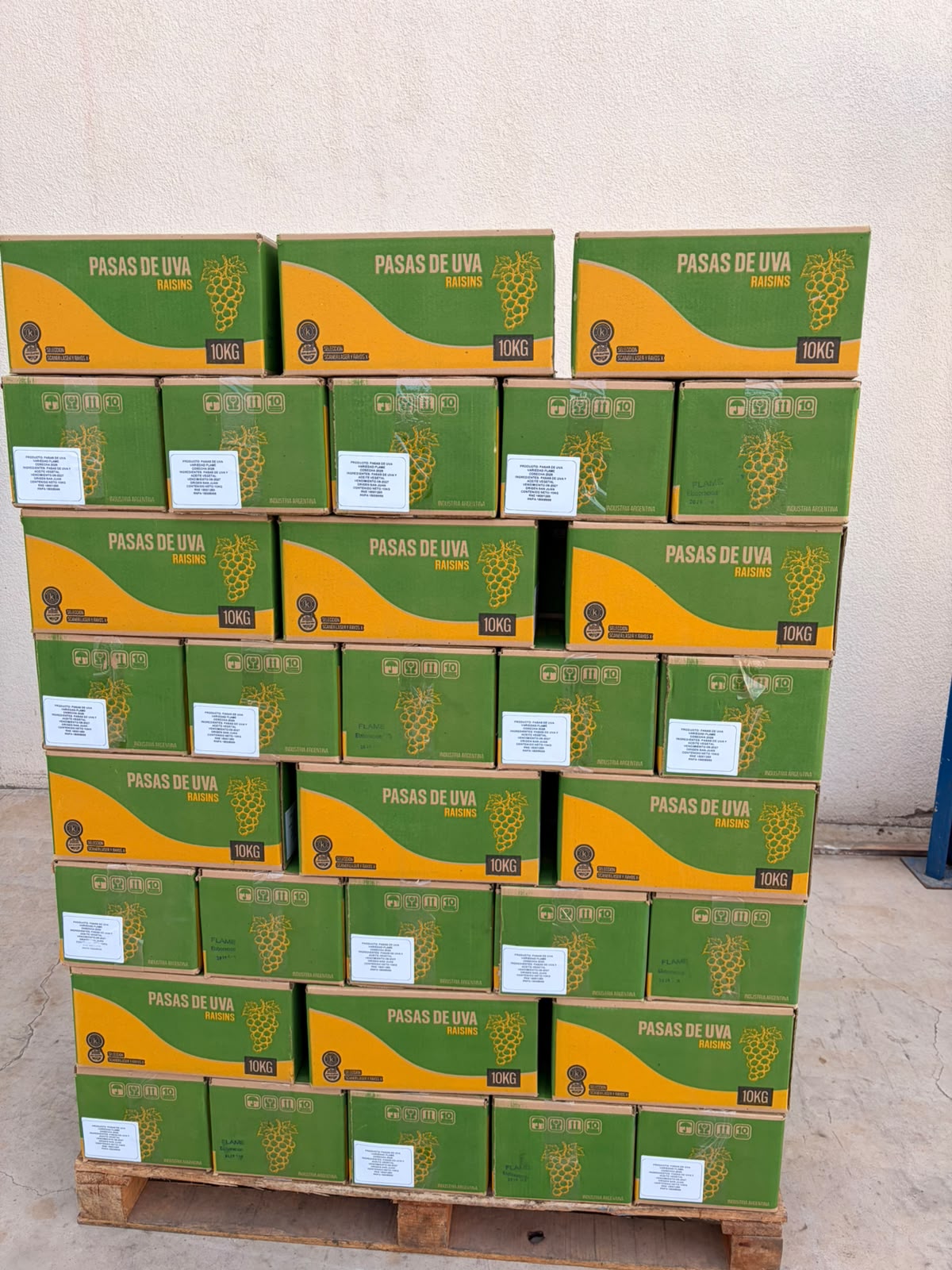 Pallet de cajas de pasas de uva listo para despachar